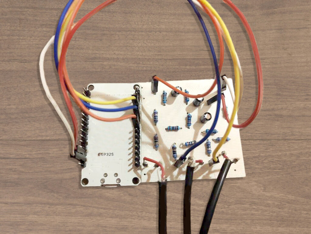 Energy monitor PCB back view with components connected to the ESP32 and the SCT-013 sensors